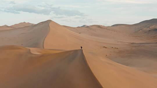 航拍沙漠徒步旅行者