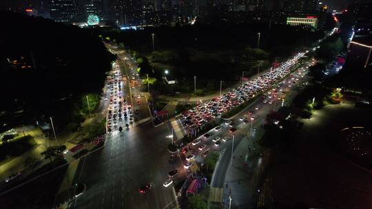 夜晚车来车往的城市十字路航拍