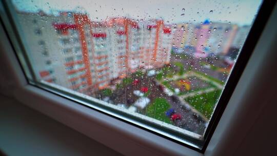 透过窗户看下雨的天气