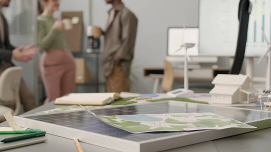 办公室里交谈的业务团队