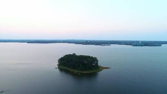湖泊湖心岛湖中沙洲树木植被茂盛傍晚01视频素材模板下载