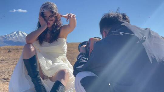 高原枯黄草原雪山摄影师拍美女写真婚纱近景