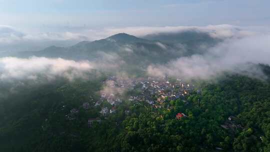 云雾缭绕的山村视频素材模板下载