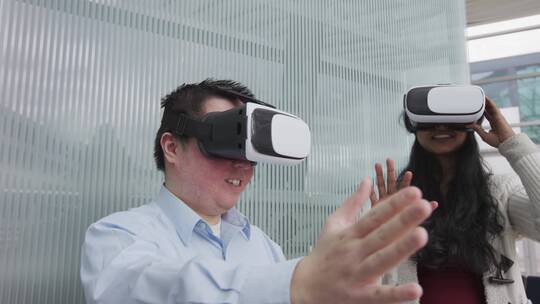 带着AR眼镜体验虚拟世界视频素材模板下载