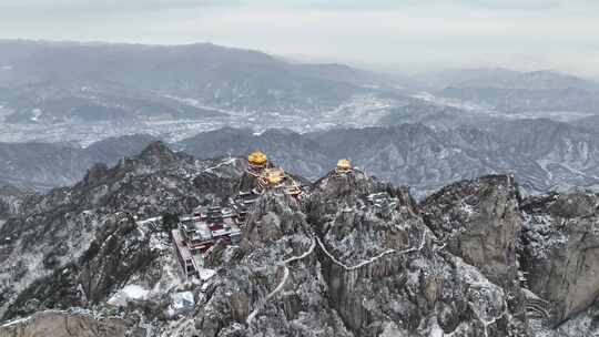 洛阳老君山金顶下雪