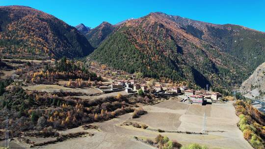 甘孜州秋天的山谷与村庄航拍