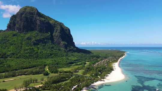 Le Morne Beach Mauritius热带海滩与棕榈树和白色沙滩蓝色的海洋和海滩床与