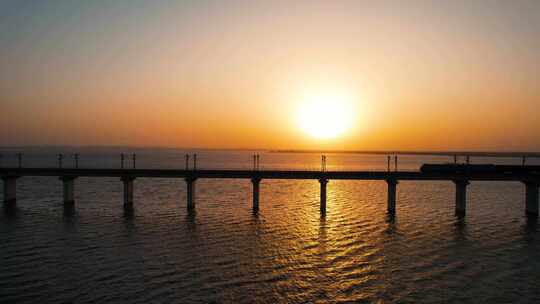 浩吉铁路运煤专线夕阳跨湖大桥