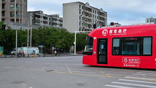 阳光下的穿插在三亚城市交通道路的轻轨