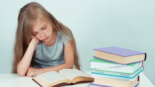 疲倦的女孩在看书