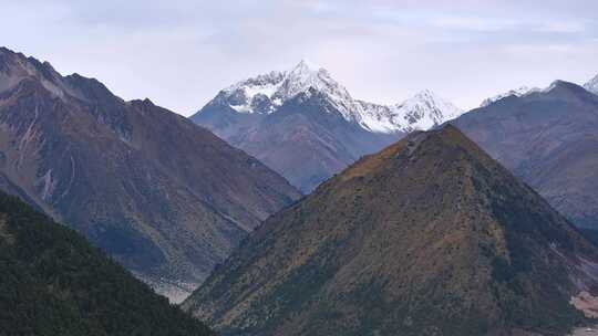 雪山山谷从云雾缭绕到烟消云散