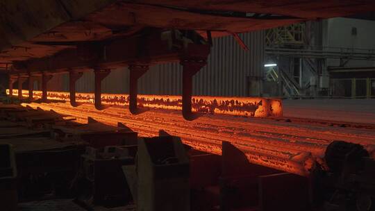 生产线上运输的红热管重工业视频素材模板下载