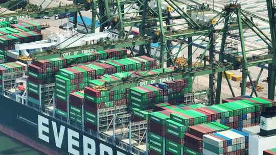 天津港集装箱货轮长焦航拍视频素材模板下载