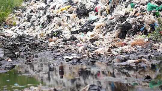 垃圾填埋场污染河流、破坏环境、垃圾污染