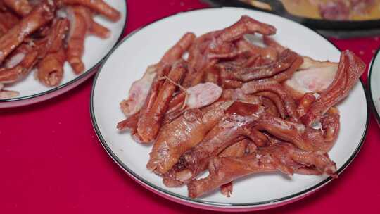 农村年味柴火做饭柴火炒肉切香肠烹饪过程