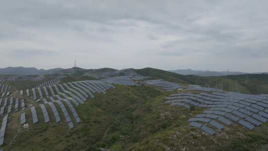 航拍山上的太阳能光伏发电站