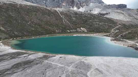 中国四川甘孜稻城亚丁高原湖泊牛奶海风景