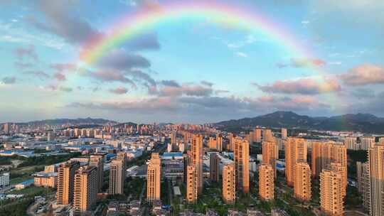 威海市高新区威高七彩城楼盘上空的雨后彩虹
