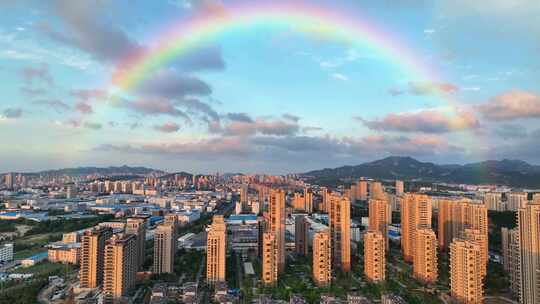 威海市高新区威高七彩城楼盘上空的雨后彩虹视频素材模板下载