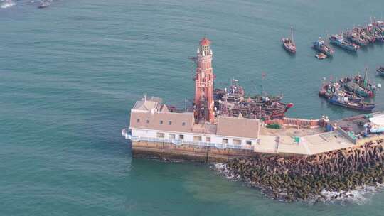 大连渔人码头海上灯塔与停泊渔船航拍