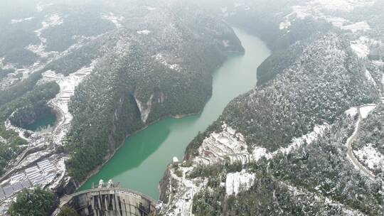 航拍大山 水库 风景