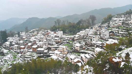 江西婺源大山古村雪景