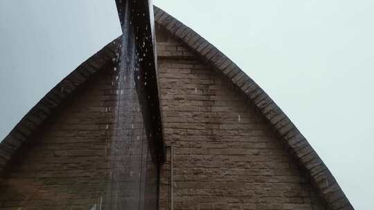 下雨天雨水从屋檐落下镜面的墙壁