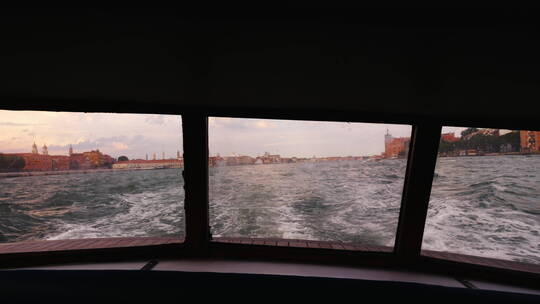 通过船舶窗口看海