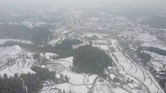 航拍山村雪景