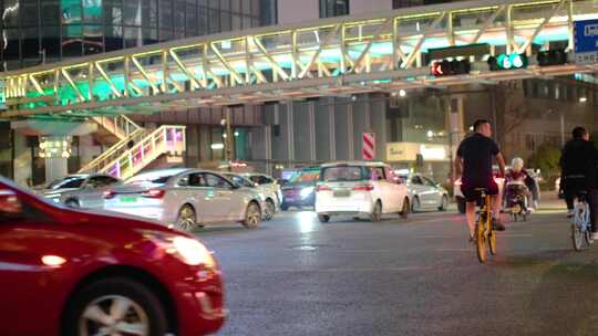 都市城市夜晚夜景人群行人人流汽车车辆车流