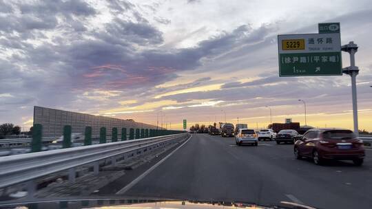 夕阳下的高速路