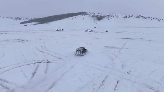 雪地中越野车行驶全景