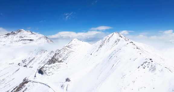 蓝天下的夹金山美丽航拍风景川西大气雪山