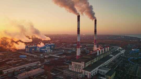 工业工厂烟囱排放的碳气体和大气