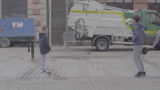 西班牙 埃瓦尔街头踢球玩球的小孩 儿童视频素材模板下载