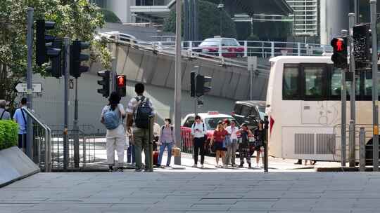 香港金融区路口行人过马路