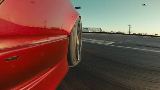 跑道上冒烟的红色汽车轮胎视频素材模板下载