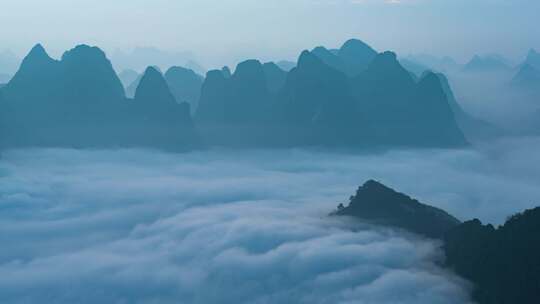 云海中若隐若现的群山