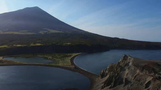 竹富火山和阿特拉索瓦岛之间地峡的鸟瞰图