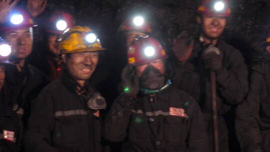 煤矿 矿道 工人微笑