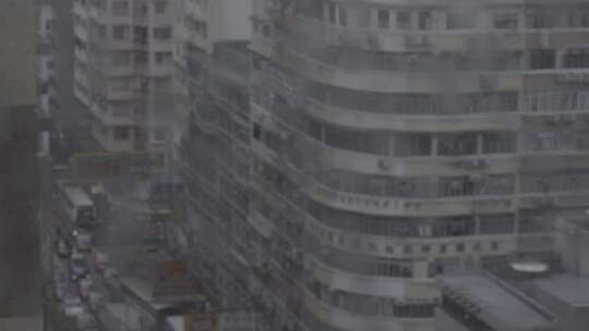 雨中高层住宅