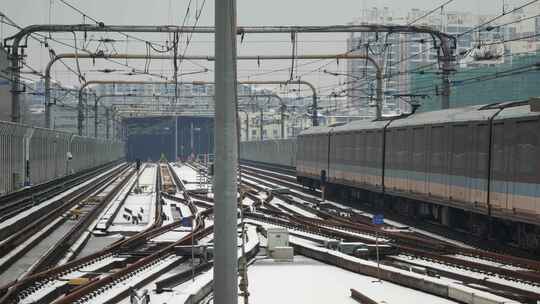 南京地铁一号线雪地中出站