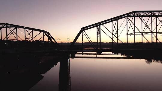 黎明的悬索桥拍摄