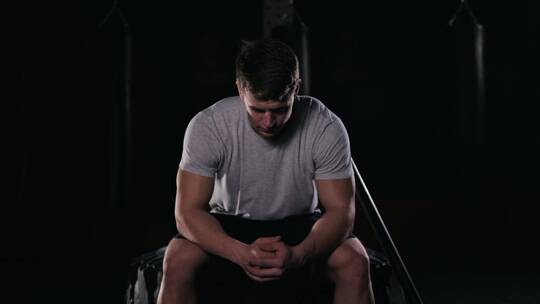 健身房锻炼身体的男人肖像视频素材模板下载