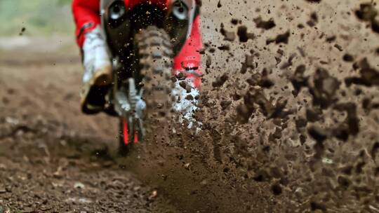 越野摩托车在泥泞的路面上骑行超级慢动作