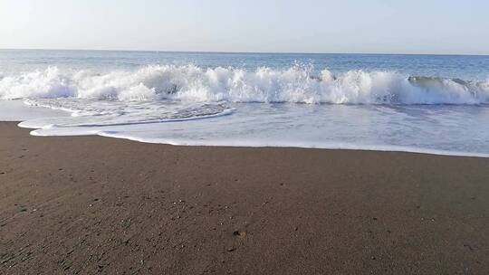 海水涌向海岸