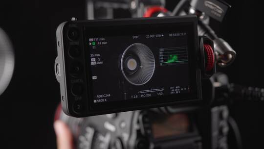 摄影师使用相机 操作相机 调整镜头视频素材模板下载