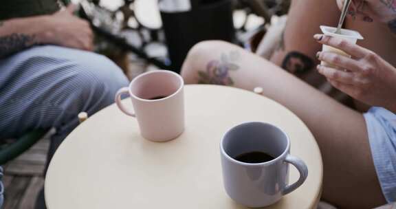 情侣在阳台上喝咖啡聊天
