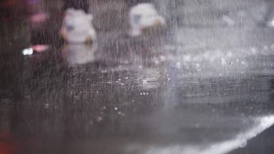 下雨天脚步特写慢镜头