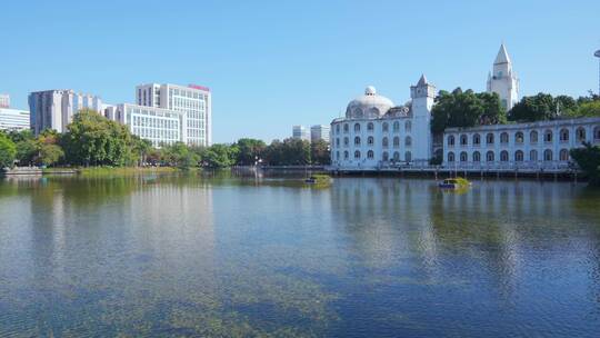 广州流花湖公园欧式城堡建筑与树林倒影风光